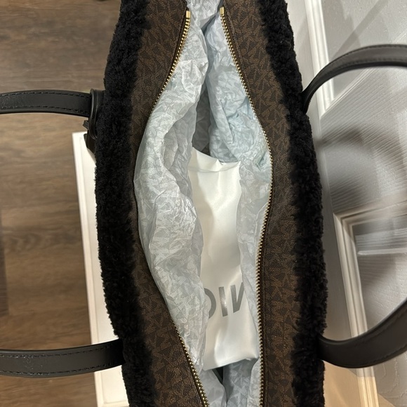 COPY - MICHAEL KORS
SINCLAIR
30F1G5ST7F BROWN/BLK
LG EW GRAB TOTE
LEATHER - Picture 12 of 13